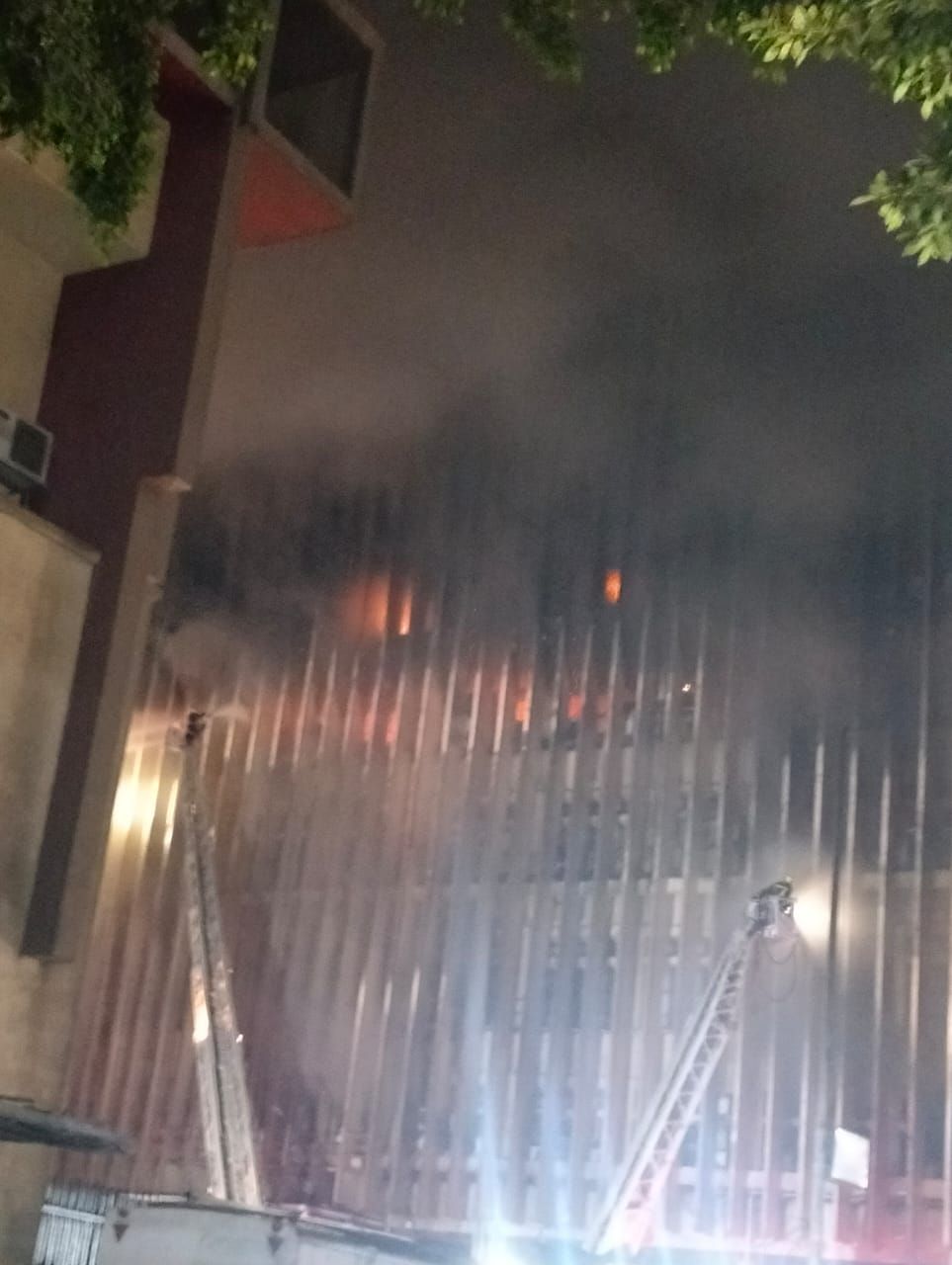 عاجل: “8 ساعات والنار مشتعلة”.. امتداد حريق سنترال رمسيس لمكاتب أخرى