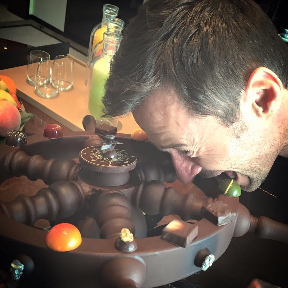 عاجل: في اليوم العالمي لها.. مشاهير وقعوا في حب الشوكولاتة