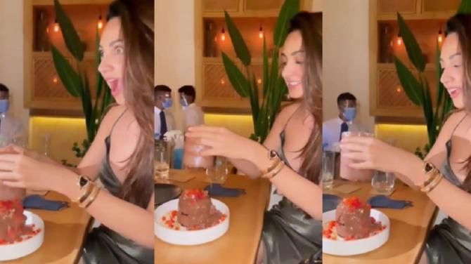 عاجل: في اليوم العالمي لها.. مشاهير وقعوا في حب الشوكولاتة