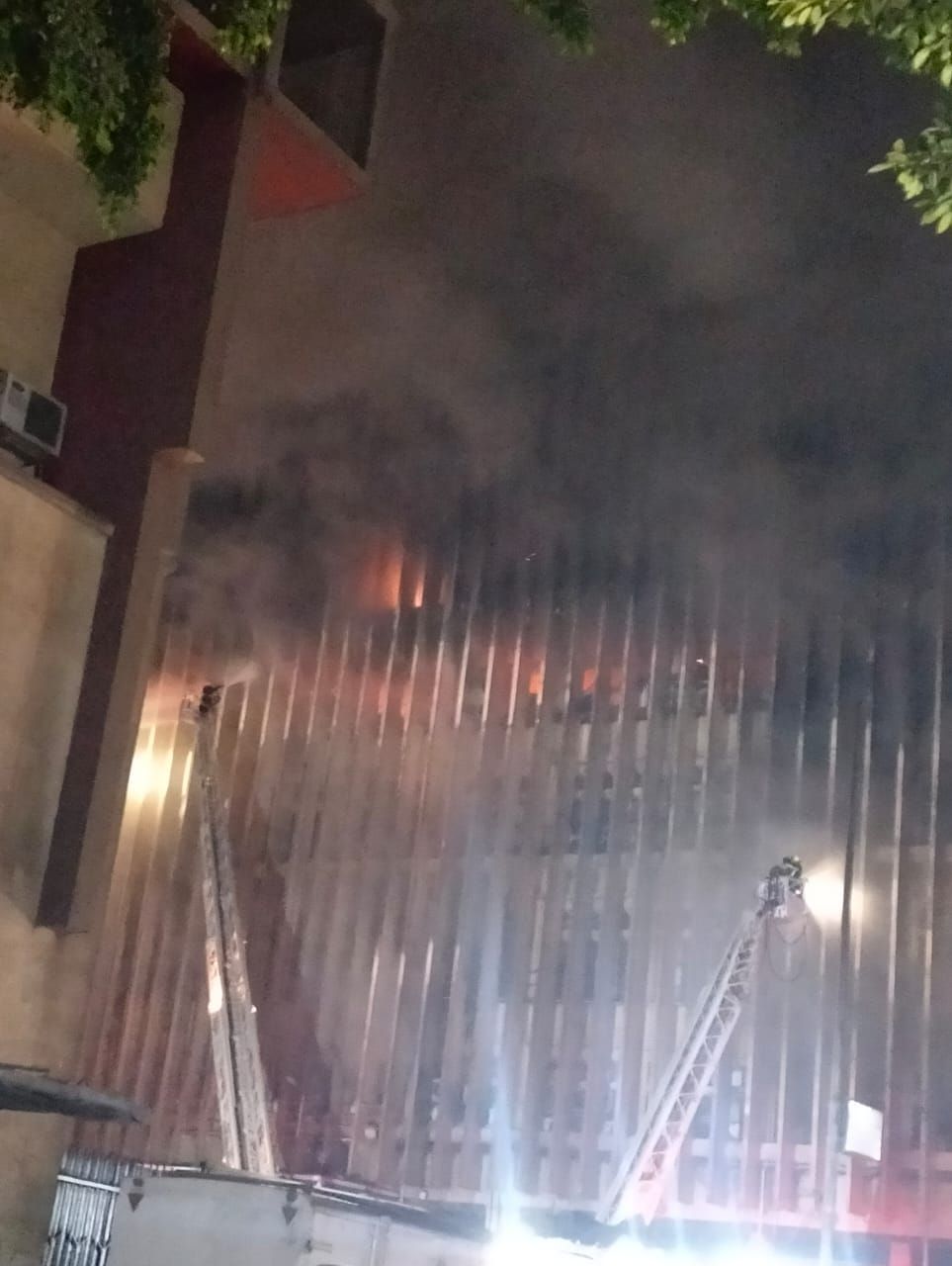 عاجل: “8 ساعات والنار مشتعلة”.. امتداد حريق سنترال رمسيس لمكاتب أخرى