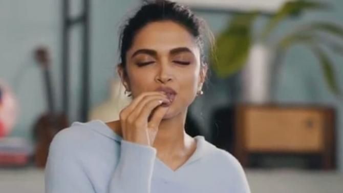 عاجل: في اليوم العالمي لها.. مشاهير وقعوا في حب الشوكولاتة