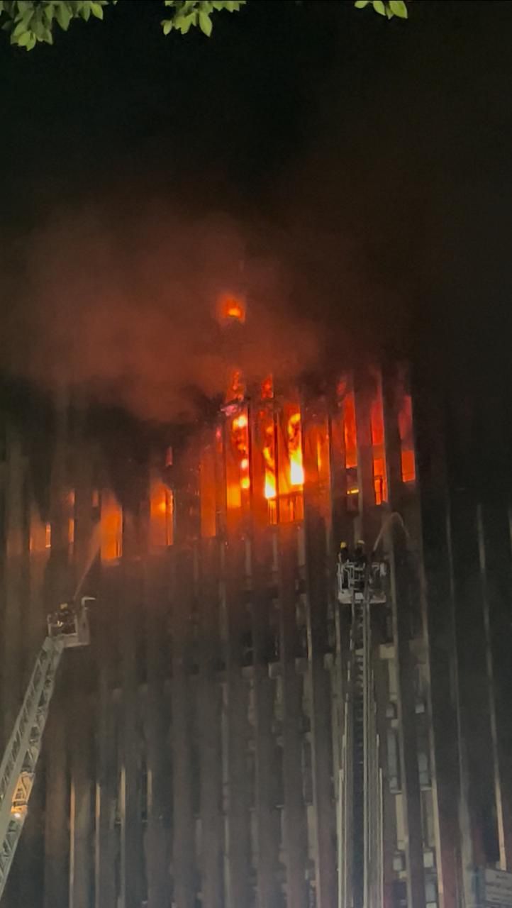 عاجل: “8 ساعات والنار مشتعلة”.. امتداد حريق سنترال رمسيس لمكاتب أخرى