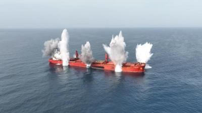 أخبار اليمن : مشاهد استهداف وإغراق السفينة "ماجيك سيز"