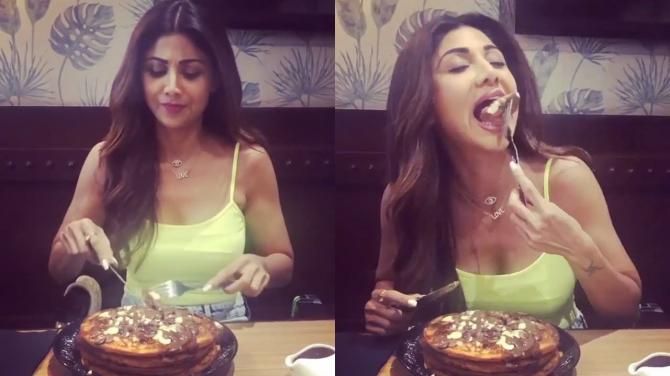 عاجل: في اليوم العالمي لها.. مشاهير وقعوا في حب الشوكولاتة