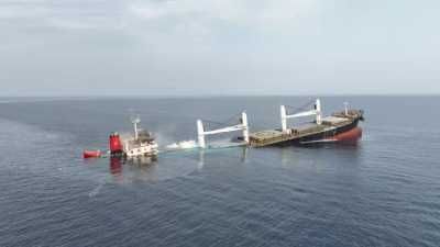 أخبار اليمن : مشاهد استهداف السفينة ETERNITY C