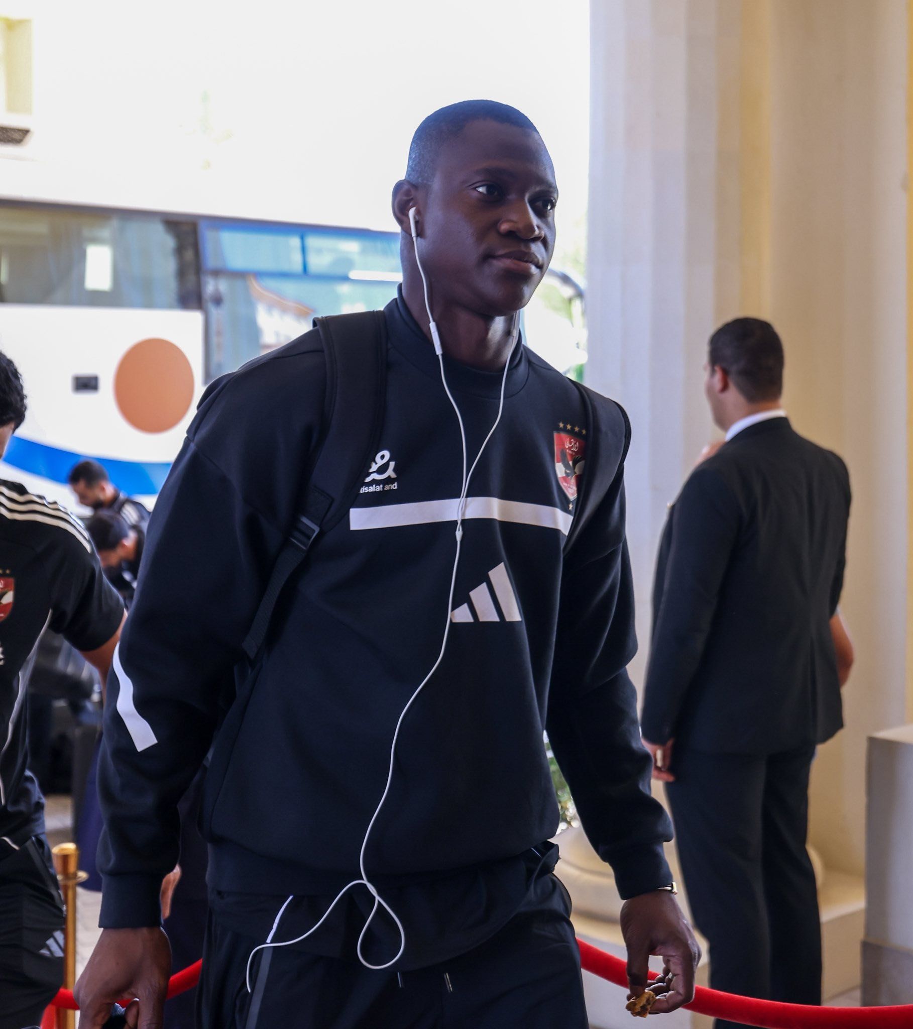 بعثة الأهلى تصل فندق الإقامة وشعبية بن رمضان تخطف الأنظار بتونس.. صور وفيديو