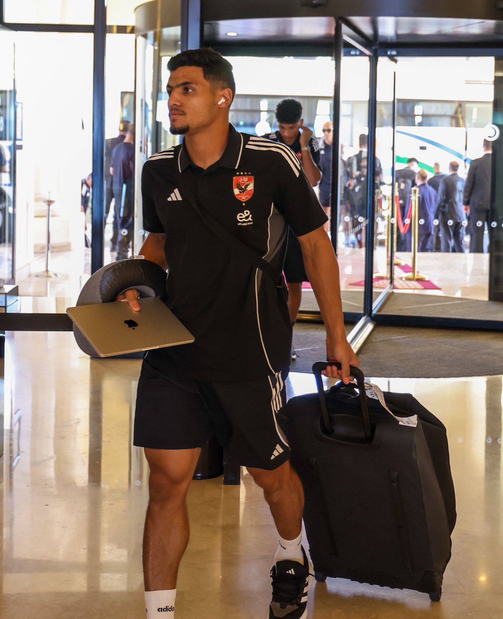 بعثة الأهلى تصل فندق الإقامة وشعبية بن رمضان تخطف الأنظار بتونس.. صور وفيديو