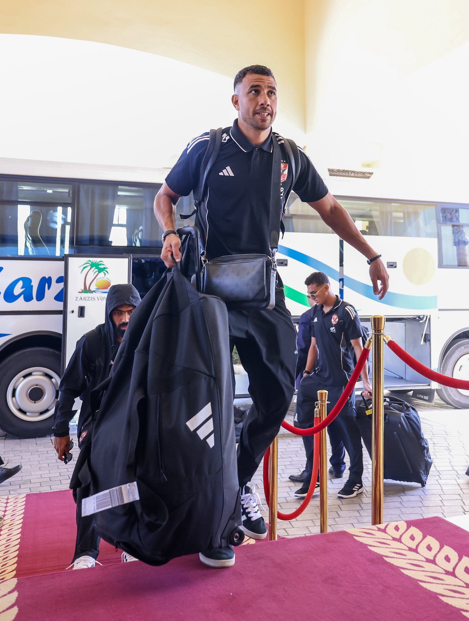 بعثة الأهلى تصل فندق الإقامة وشعبية بن رمضان تخطف الأنظار بتونس.. صور وفيديو