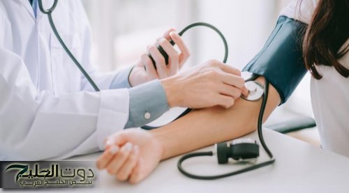 ما تتكلمش وأنت بتقيس الضغط..7 أخطاء في قياس ضغط الدم قد تؤدي إلى خلل في القراءة
