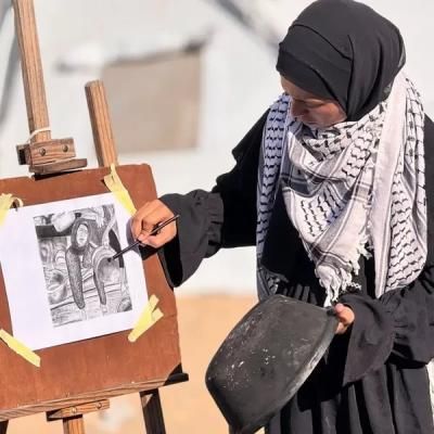 أخبار اليمن : فلسطينية ترسم وجع غزة بـ"سواد القدور"
