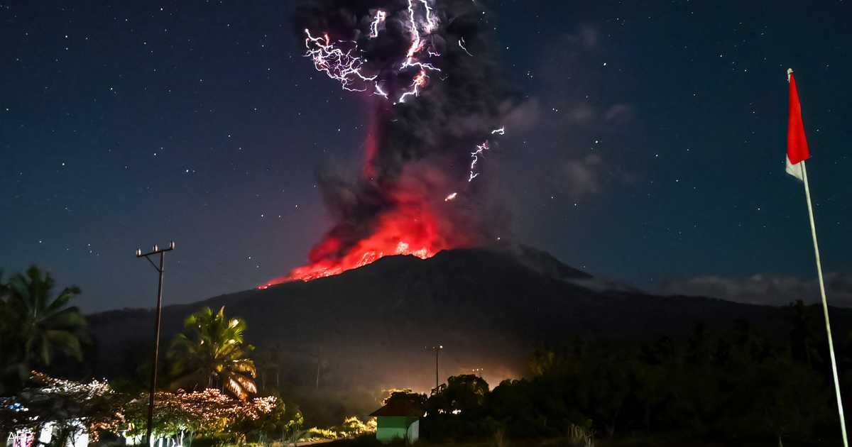 العالم اليوم - بركان يطلق رمادا في سماء إندونيسيا على ارتفاع 10 كيلومترات