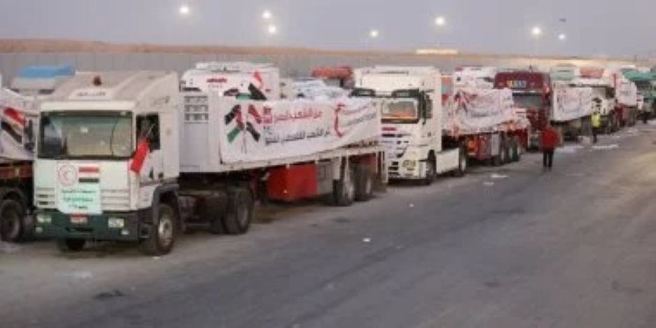 القافلة العاشرة من شاحنات المساعدات تعبر ميناء رفح إلى قطاع غزة