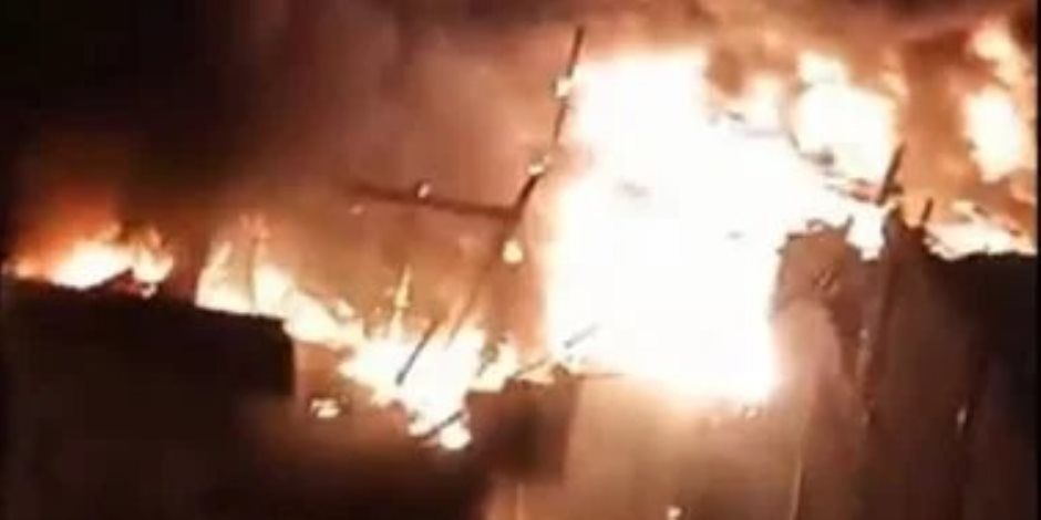 نشوب حريق هائل بعدد من المحال بشبرا الخيمة ووصول 9 سيارات إطفاء