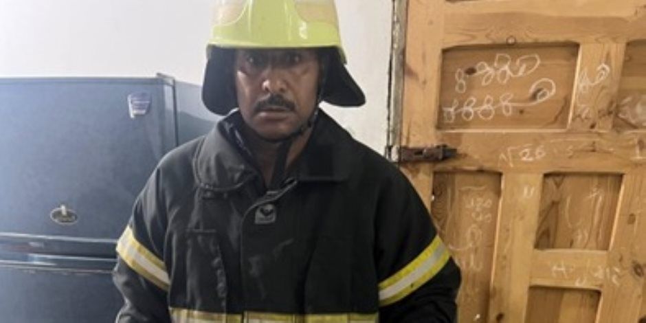 وسط إشادة الأهالي.. أمن المنوفية يسيطر على ثعبان تسلل لأحد الشقق السكنية.. (صور)