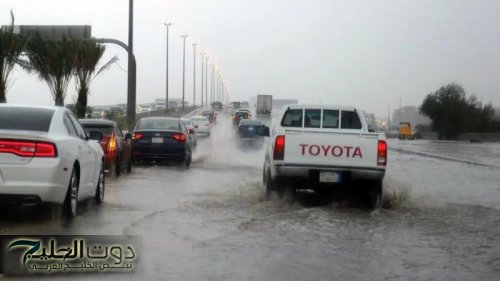 أمطار غزيرة تتسبب في سيول جارفة بمحايل عسير