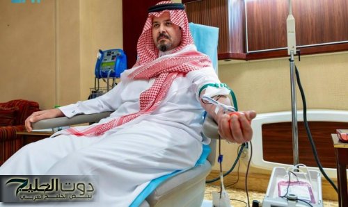 أمير المدينة المنورة يتبرع بالدم دعمًا للحملة الوطنية