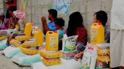 أخبار اليمن : توزيع مساعدات لمتضررة السيول في الحديدة