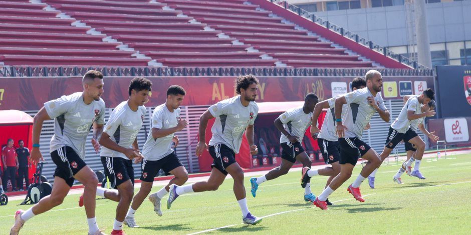 "النصائح الاخيرة".. جلسة بين ريبيرو ونجوم الاهلى قبل مواجهة بيراميدز