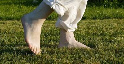 المشي حافياً يخفف التوتر
