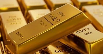 الذهب يحوم قرب قمة غير مسبوقة