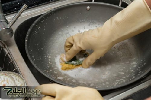 في دقائق معدودة هتبقى بتبرق.. خطوات تنظيف الأواني المحروقة بمكونات منزلية