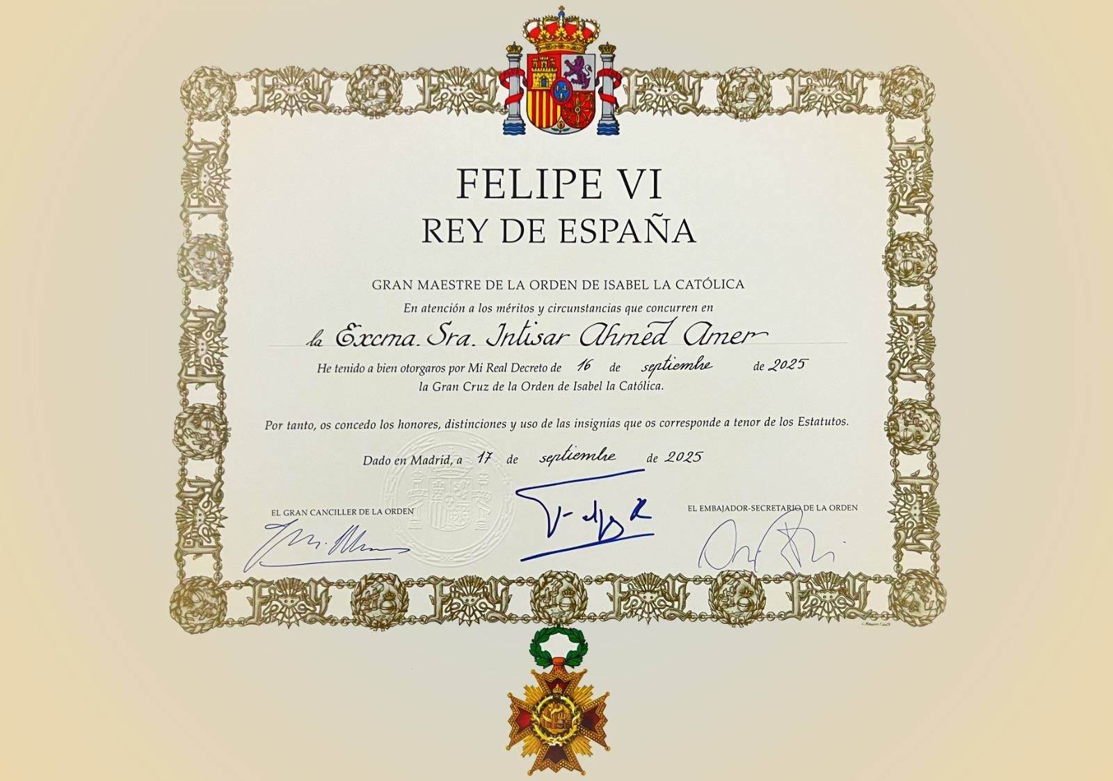 السيدة انتصار السيسى تنشر صورة وسام "إيزابيل لاكاتوليكا" وتشكر ملك وملكة إسبانيا