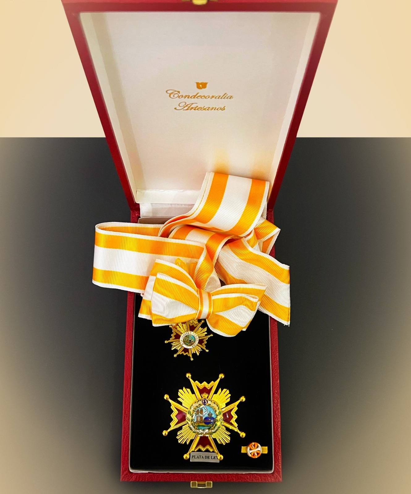 السيدة انتصار السيسى تنشر صورة وسام "إيزابيل لاكاتوليكا" وتشكر ملك وملكة إسبانيا