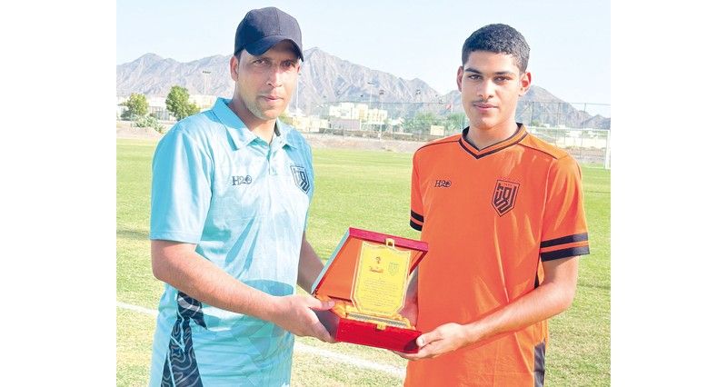 بهلا يكرم اللاعب بشار الغافري لمشاركته مع منتخبنا فـي البطولة الخليجية