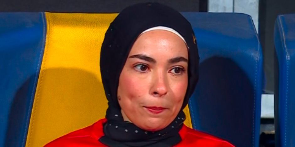 زوجة محمد صلاح تنزل لأرض الملعب خلال الاحتفال بصعود الفراعنة إلى المونديال