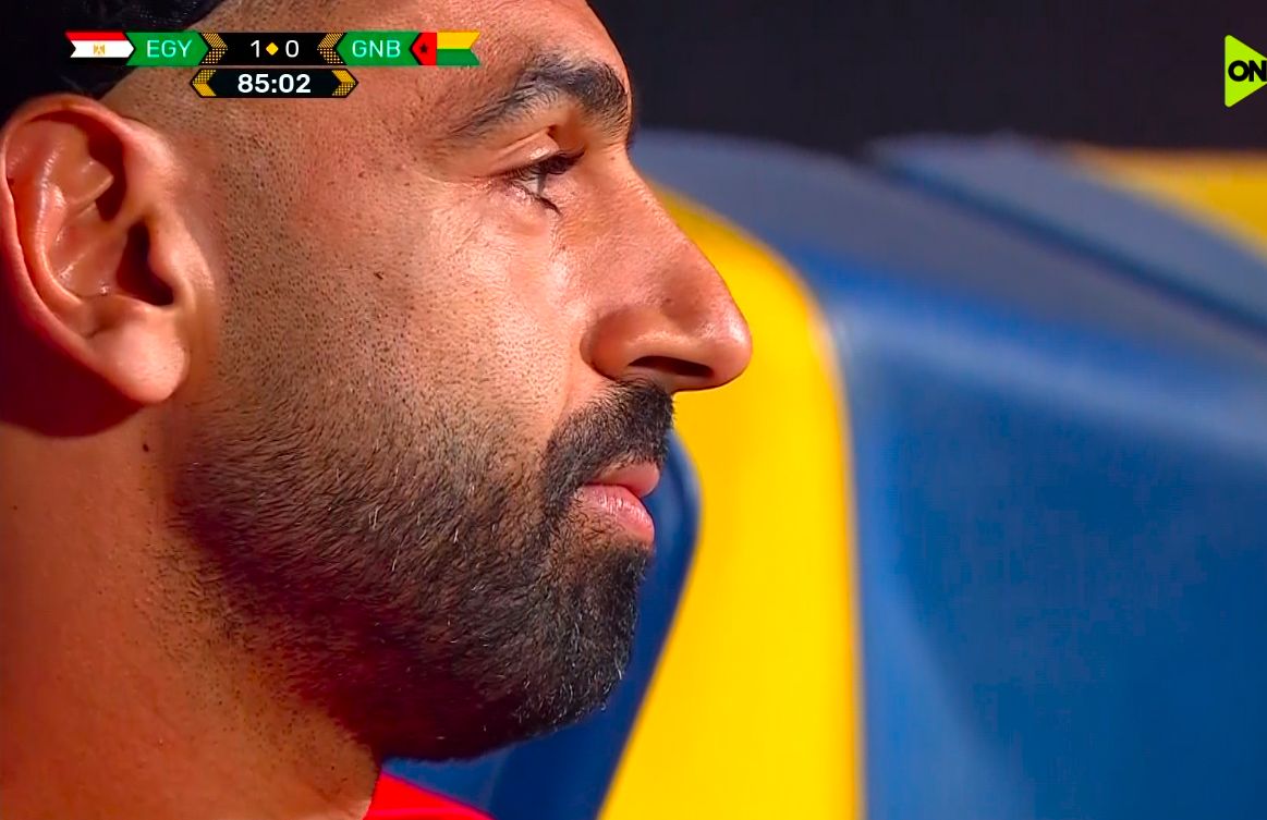 محمد صلاح يتواجد مع بدلاء منتخب مصر قبل نهاية مباراة غينيا بيساو للمشاركة بالاحتفالات