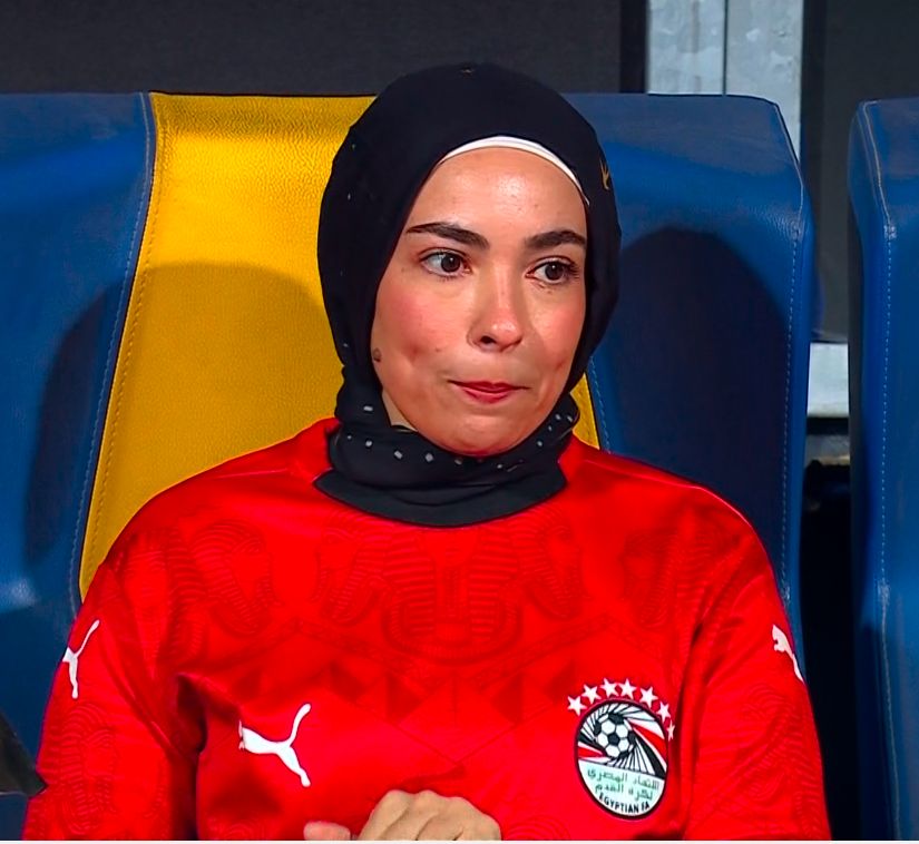 زوجة محمد صلاح تنزل لأرض الملعب خلال الاحتفال بصعود الفراعنة إلى المونديال