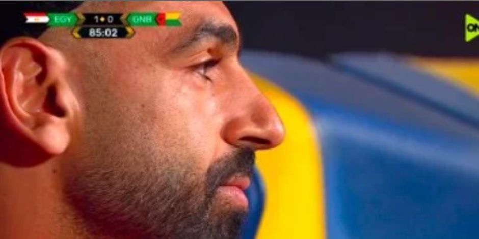 محمد صلاح يتواجد مع بدلاء منتخب مصر قبل نهاية مباراة غينيا بيساو للمشاركة بالاحتفالات