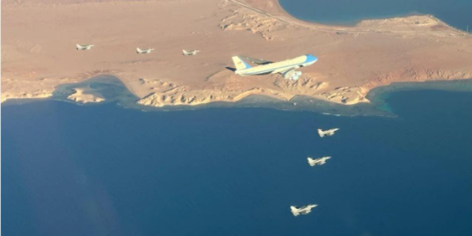 رسالة قائد السرب المصرى إلى طائرة ترامب فى سماء شرم الشيخ: نرافقكم حتى الوصول.. فيديو