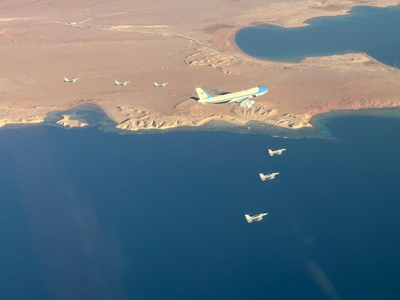 رسالة قائد السرب المصرى إلى طائرة ترامب فى سماء شرم الشيخ: نرافقكم حتى الوصول.. فيديو