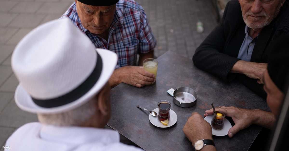 العالم اليوم - الماء والشاي والقهوة.. ماذا يفعل جمع هذه المشروبات بصحتك؟