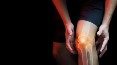 كيف تُخفّف آلام الركبة المزمنة؟