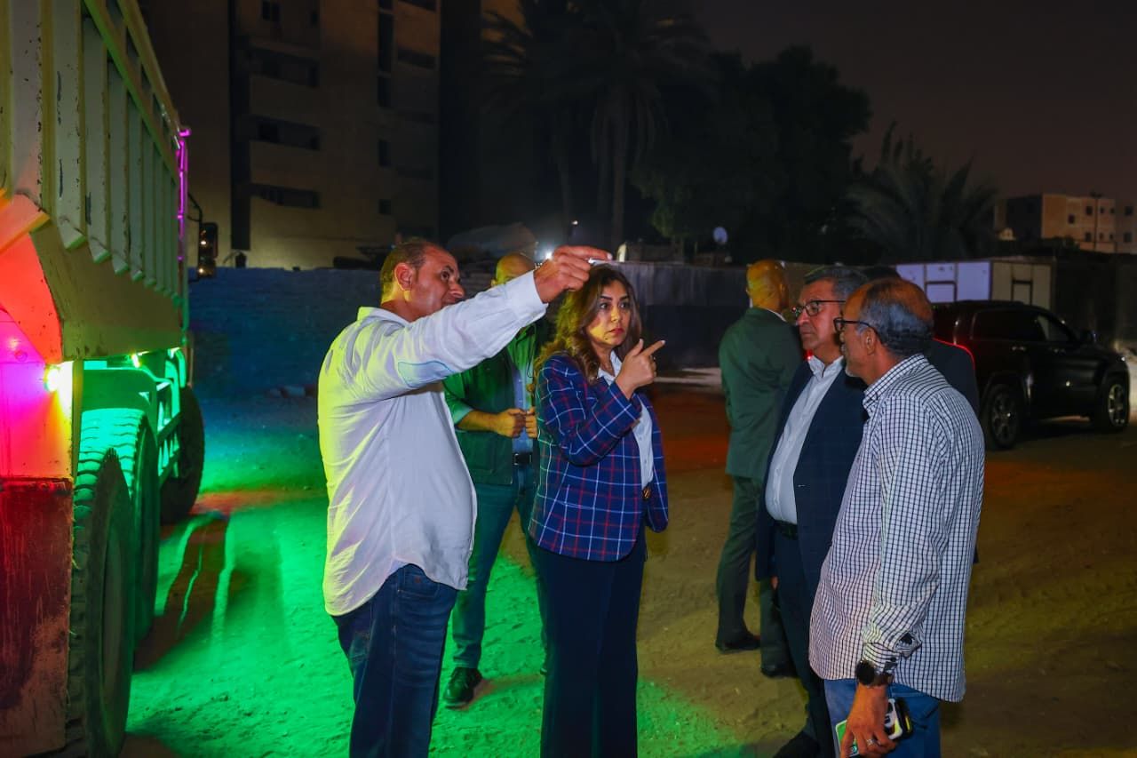جولة ليلية لوزيرة التنمية المحلية والقائم بأعمال وزير البيئة لتفقد المنطقة المحيطة بالمتحف المصرى الكبير لمتابعة جهود النظافة والتجميل والتشجير ورفع أي مخلفات