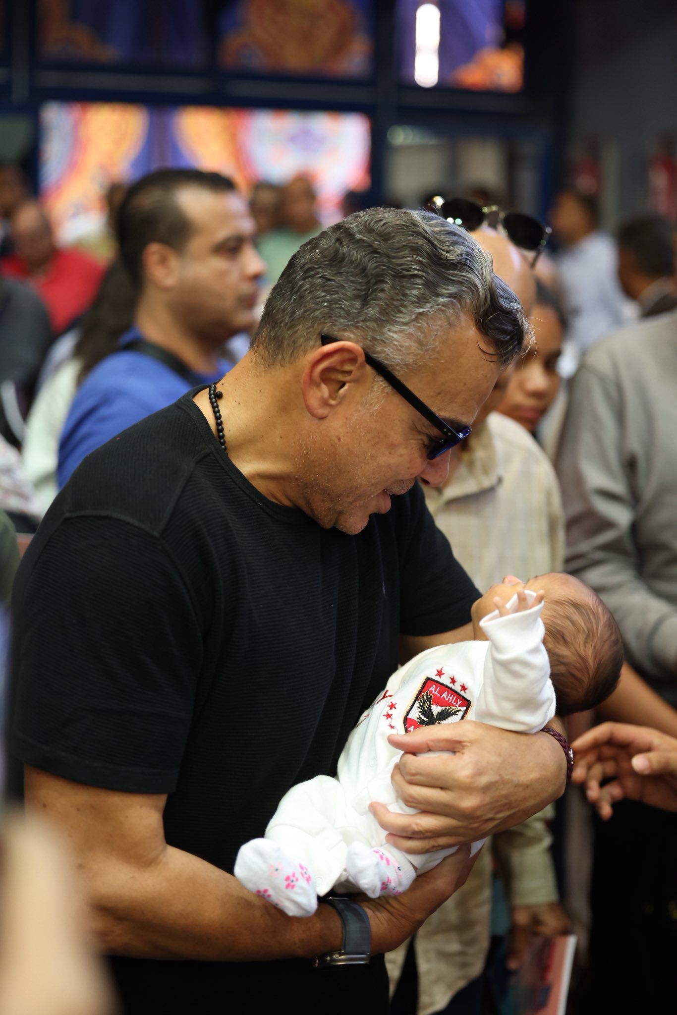 مشاركة طفل رضيع برفقة والديه فى انتخابات الأهلي لاختيار مجلس إدارة جديد.. صور