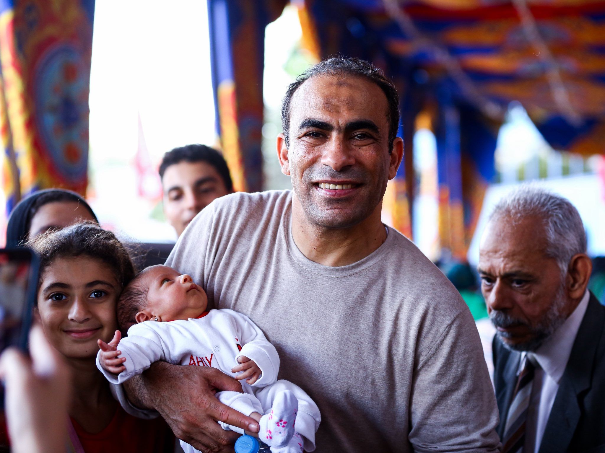 مشاركة طفل رضيع برفقة والديه فى انتخابات الأهلي لاختيار مجلس إدارة جديد.. صور