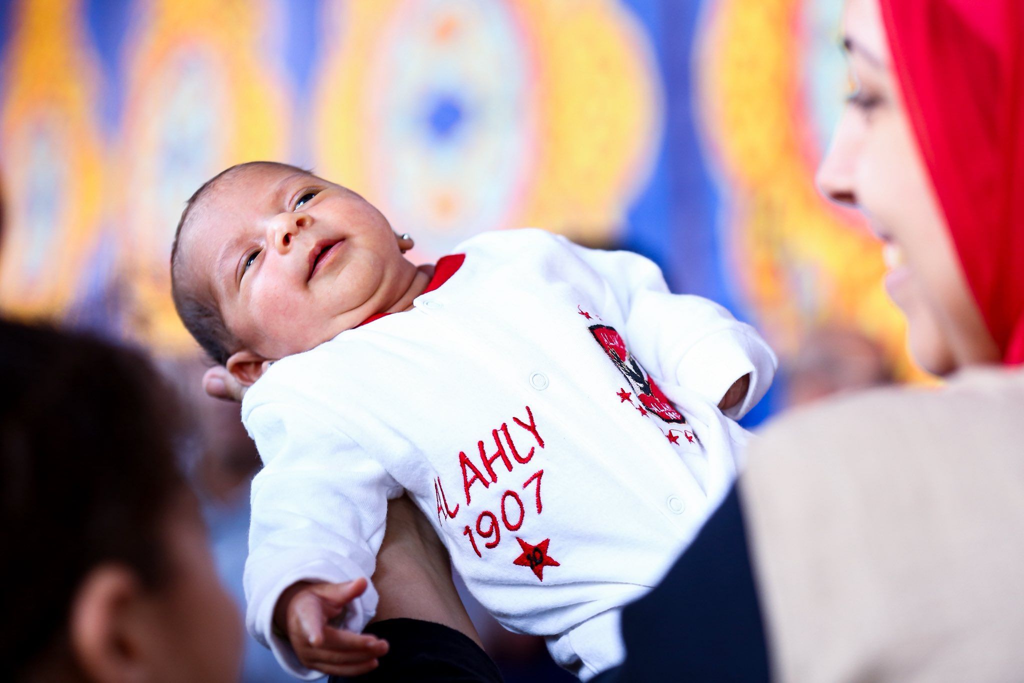 مشاركة طفل رضيع برفقة والديه فى انتخابات الأهلي لاختيار مجلس إدارة جديد.. صور