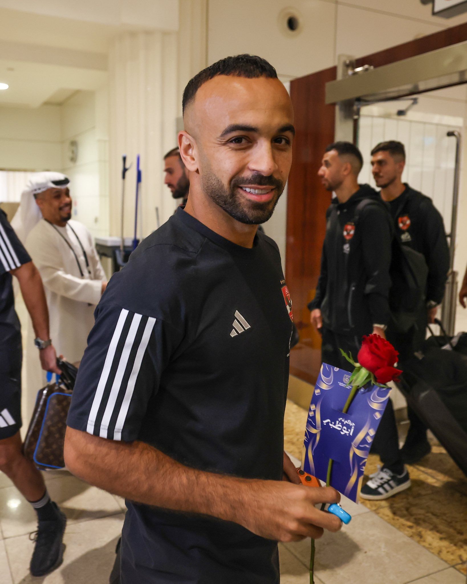 استقبال حافل بالورود لبعثة الأهلي في الإمارات استعدادا للسوبر.. صور