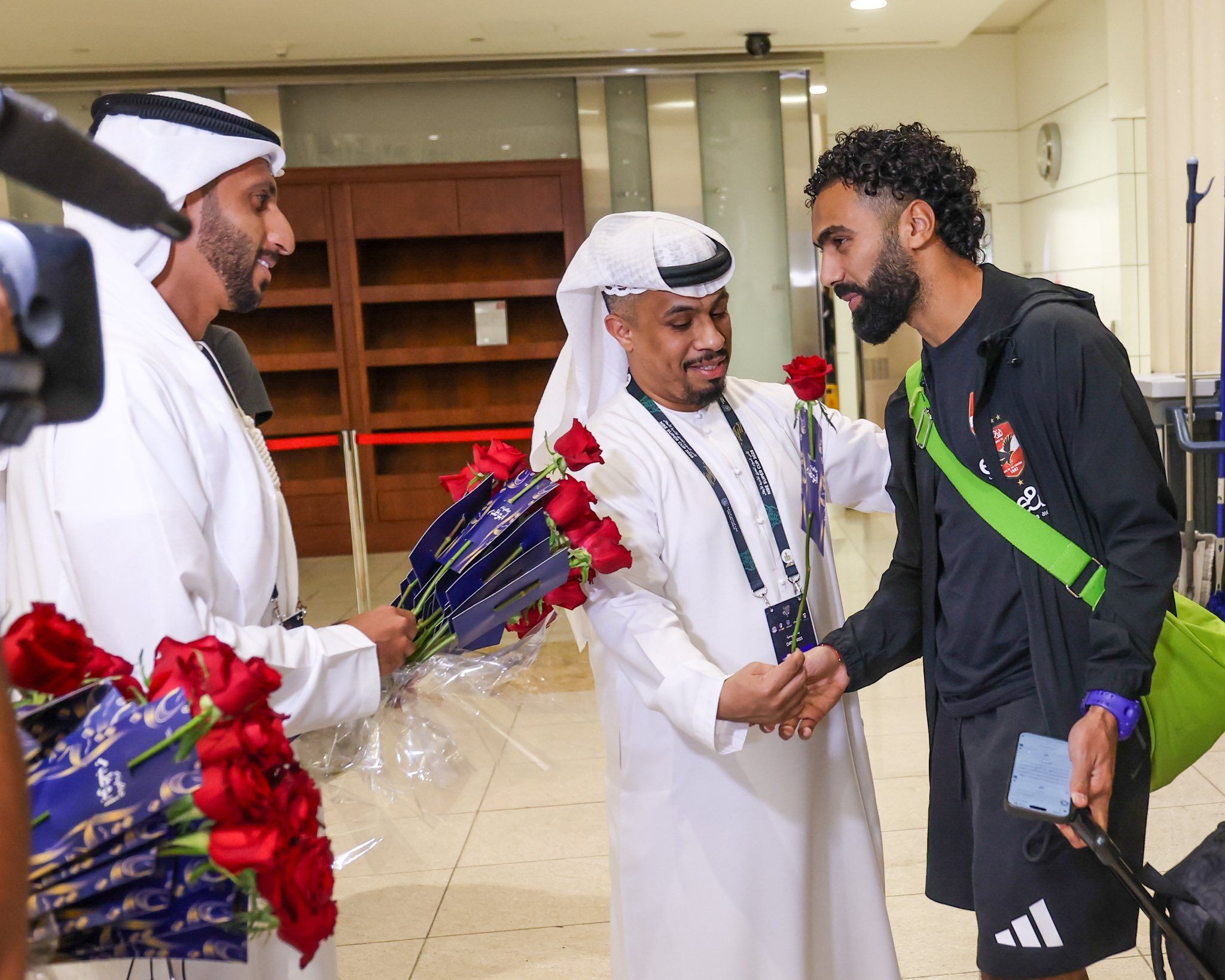 استقبال حافل بالورود لبعثة الأهلي في الإمارات استعدادا للسوبر.. صور