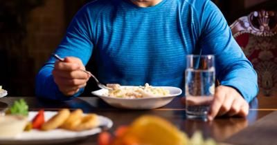 عادة شائعة تعيق الهضم الطبيعي