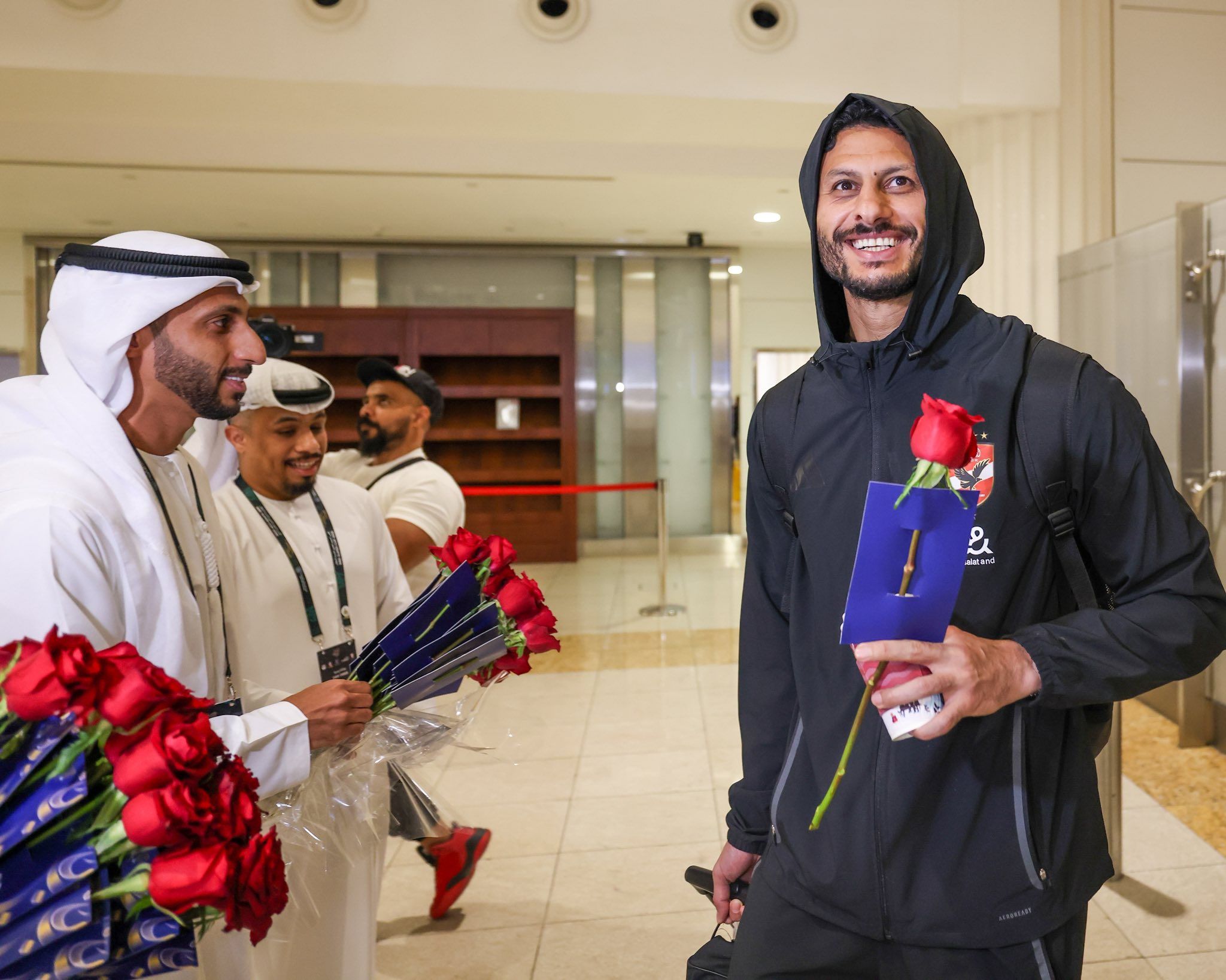 استقبال حافل بالورود لبعثة الأهلي في الإمارات استعدادا للسوبر.. صور