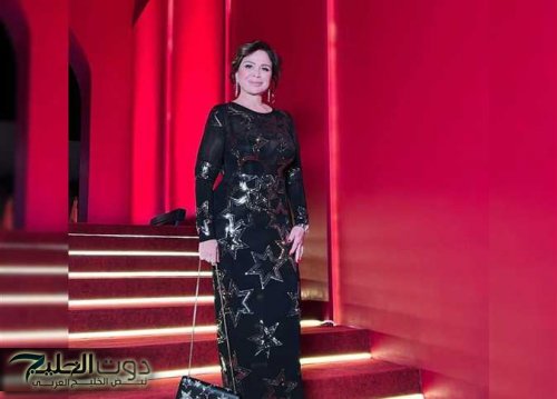 إلهام شاهين تخطف الأنظار بإطلالة لافتة في افتتاح مهرجان القاهرة السينمائي