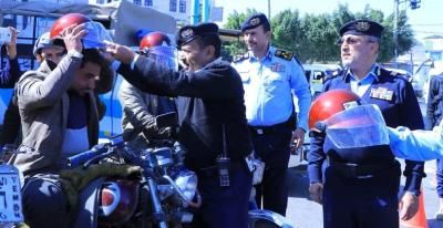 أخبار اليمن : توزيع 500 خوذة لسائقي الدراجات بصنعاء