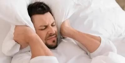 ما علاقة النوم بطنين الأذن؟