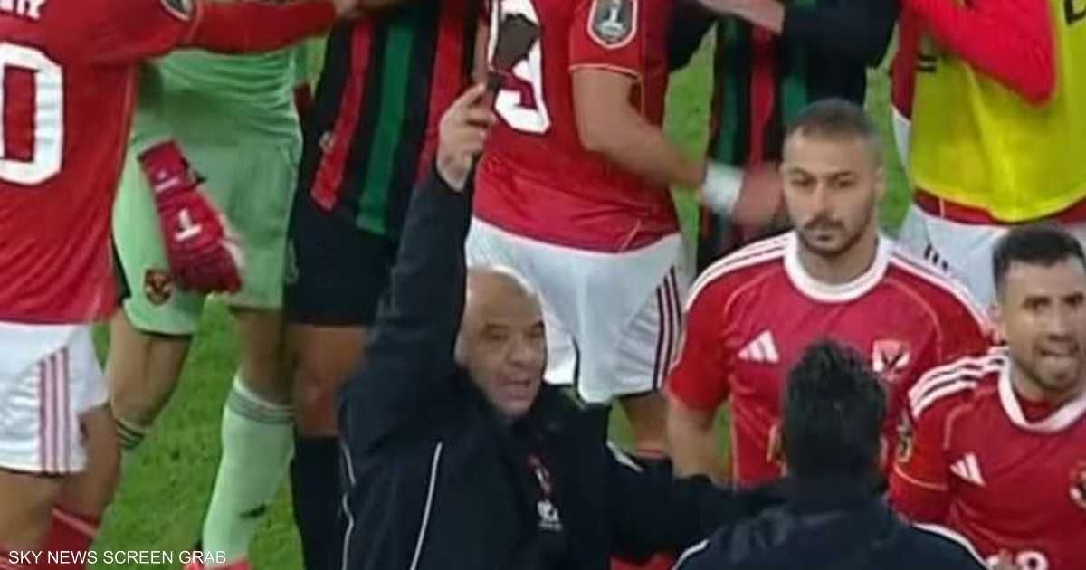 العالم اليوم - كرات تخريبية وآلات حادة.. ماذا حدث في مباراة الأهلي والجيش؟