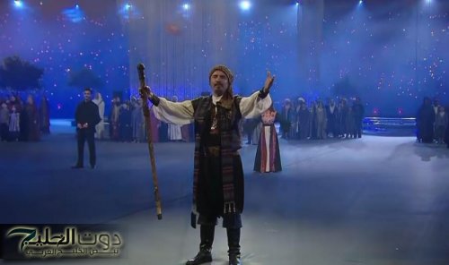 رشيد عساف يتألق بدور الراوي في الافتتاح