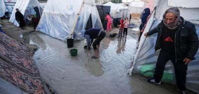 أخبار اليمن : منخفض جوي يًغرق خيام آلاف النازحين بغزة